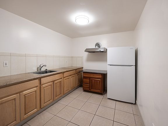 3rd image of 1543 Cayuga Ave #B