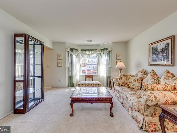 4th image of 136 Stonebrook Dr
