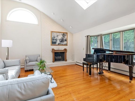 5th image of 19 Birchwood Park Dr