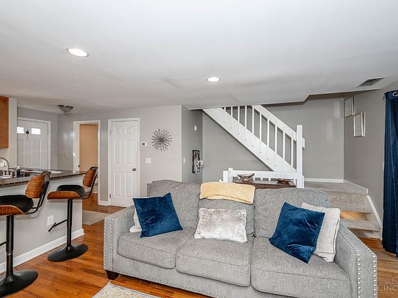4th image of 10 Bassett Pl