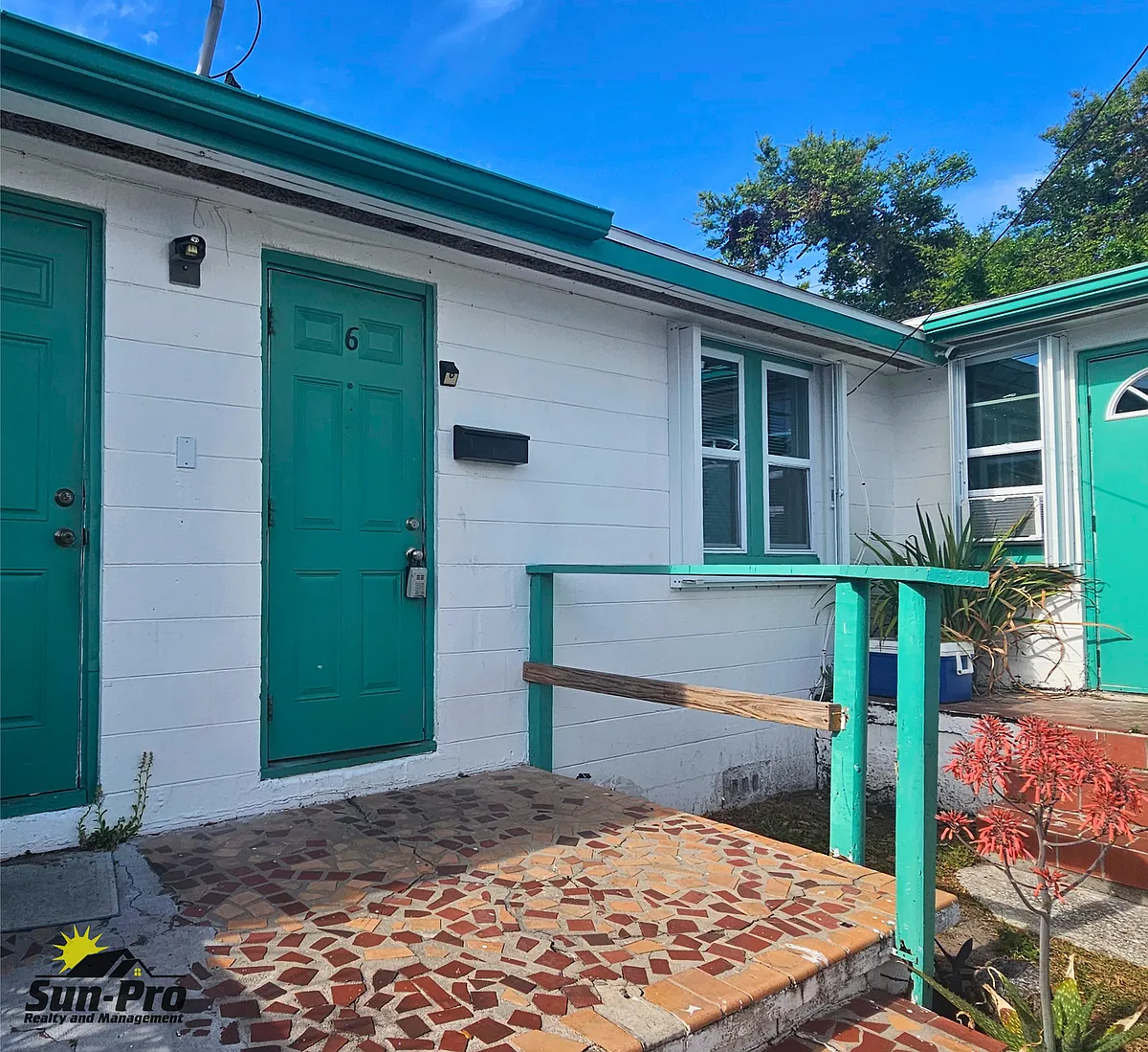 Building Photo - 228 N Oleander Ave #6