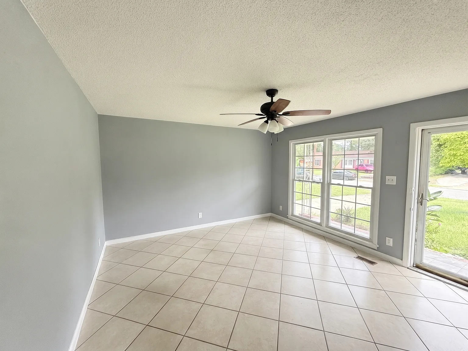 3 bed, 1401 sqft, $1,550 — Photo 3