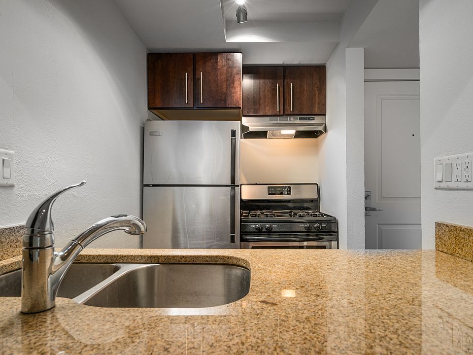 1 Bed / 1 Bath - 563 SF - Kitchen