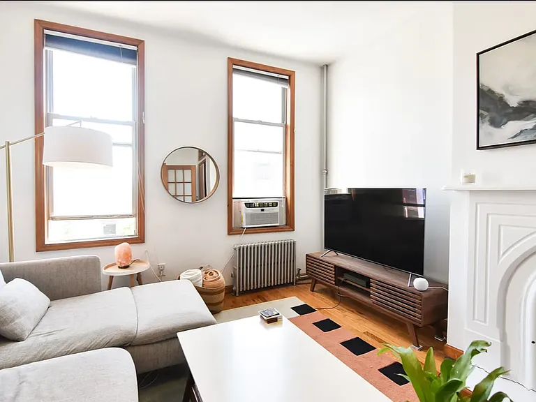 214 N 6th St #4L — Photo 3