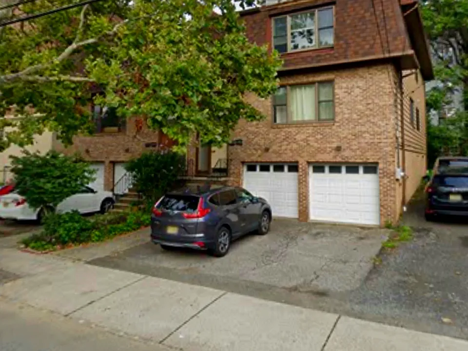 62 Edgewater Pl #3