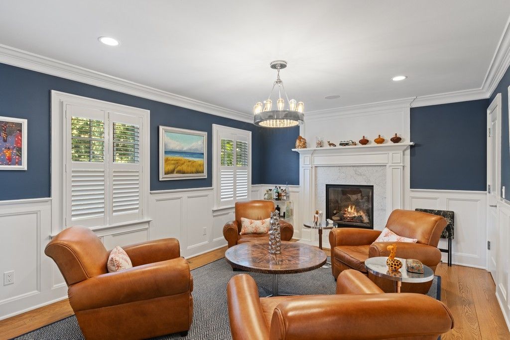  Cozy library with fireplace