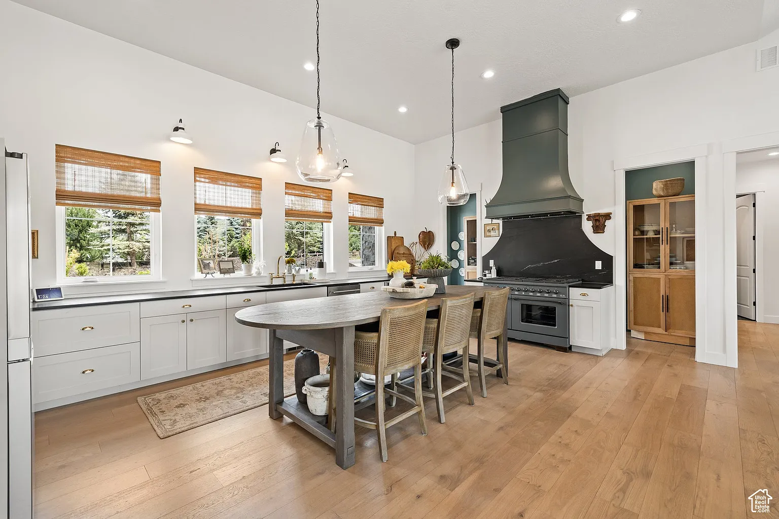 4 bed, 3.5 bath, 6200 sqft, $7,500 — Photo 4