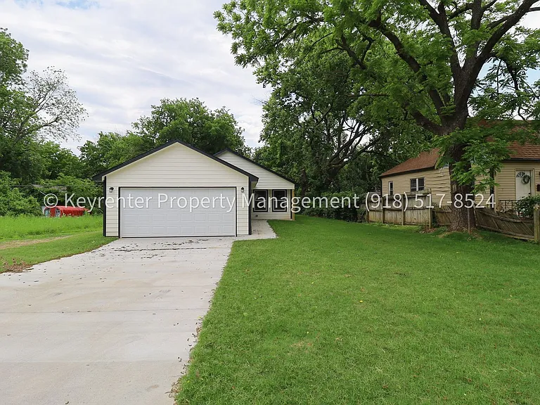 43 S Toledo Ave — Photo 2