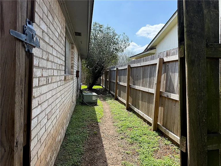 1533 Hillside Dr — Photo 23