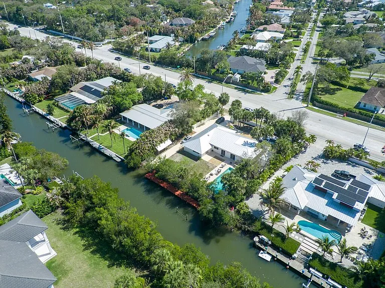 527 E Causeway Blvd — Photo 29