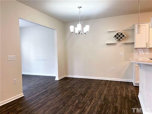 4th image of 210 Eagleson St