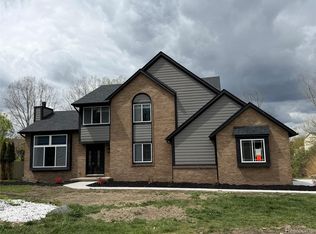 5140 Woodrun Ct, West Bloomfield, MI 48323