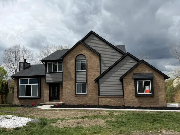 5140 Woodrun Ct, West Bloomfield, MI 48323