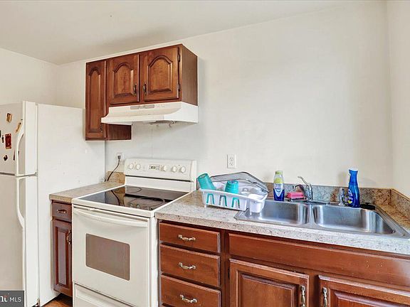 4th image of 746 Maple St