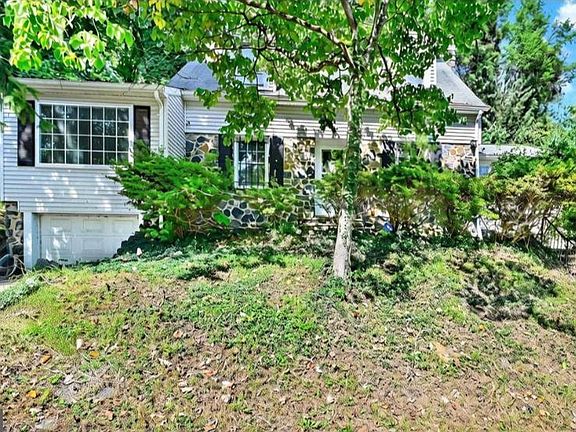 2nd image of 2501 Parkview Rd