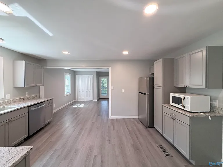1224 Halsey Ave NE — Photo 9