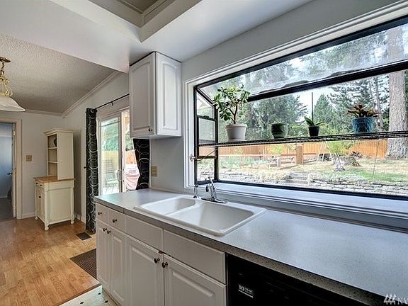 5th image of 1319 165th Ave NE