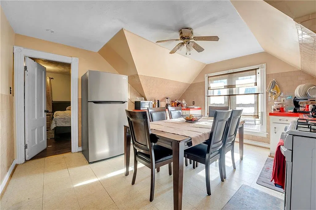 2 bed, 1040 sqft, $1,750 — Photo 2