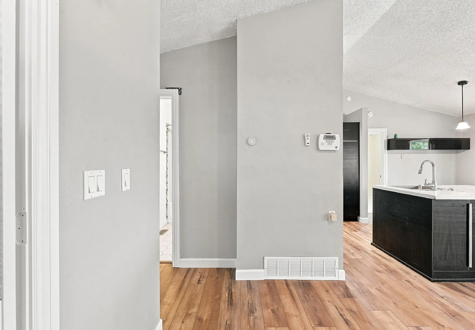 3 bed, 2.0 bath, 1061 sqft, $2,146 — Photo 2