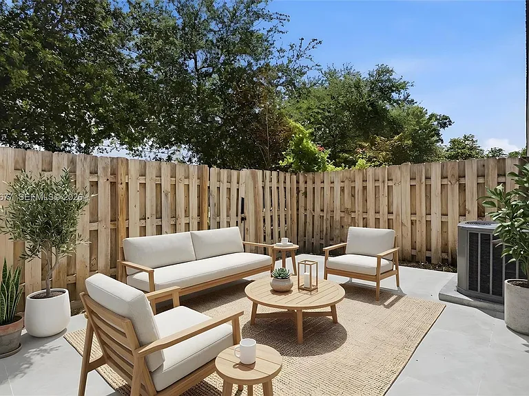 82 SW 3rd Ct — Photo 7