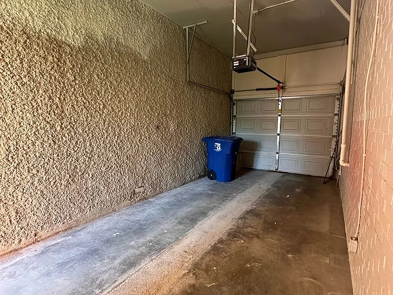 108 E Lee St — Photo 17