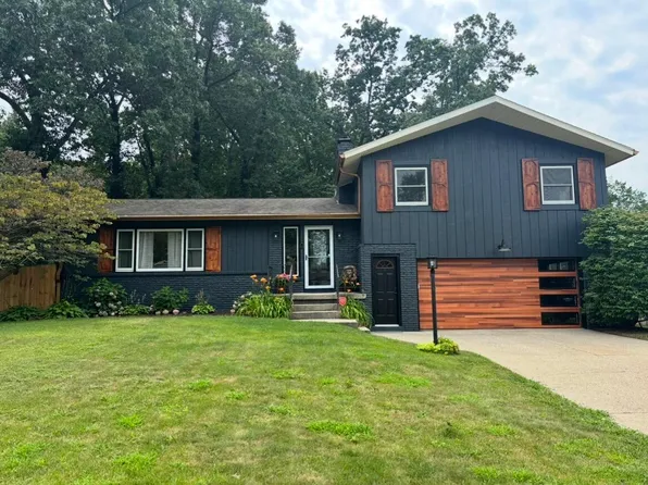 1154 Springwood Dr SE, Kentwood, MI 49508