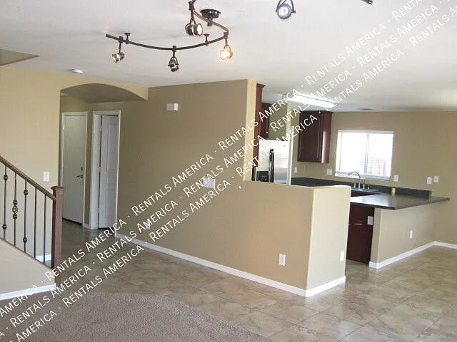 Spacious 4 Bd / 2.5 Ba home with large loft and a den — Photo 4