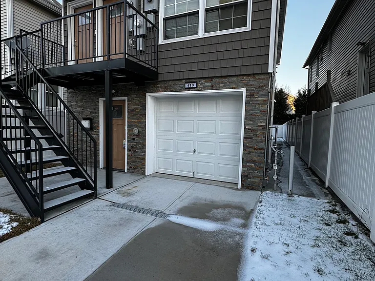 418 38th Bch #1 — Photo 2