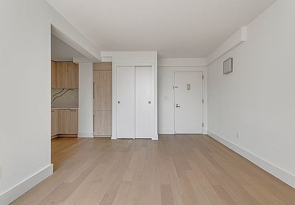 4th image of 250 W 19th St #B