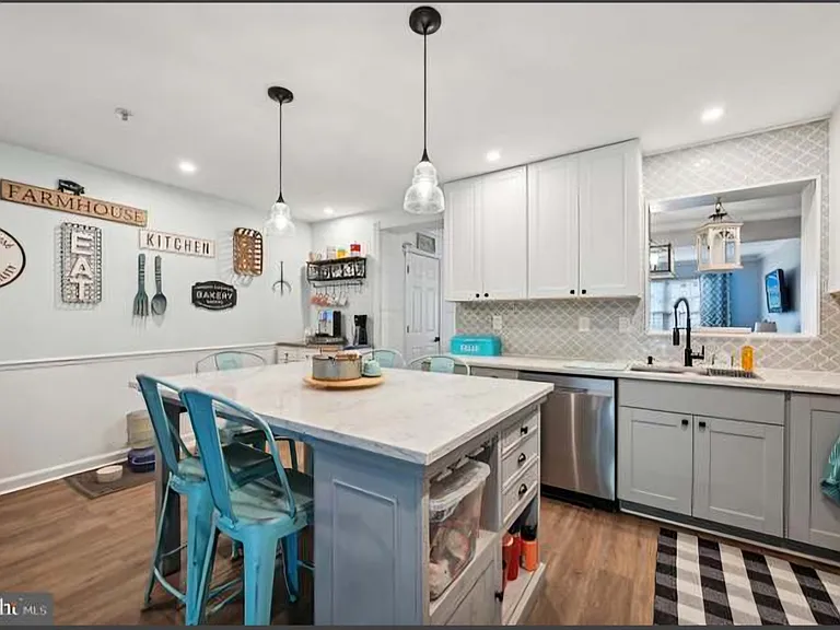 4408 Danbury Sq — Photo 4