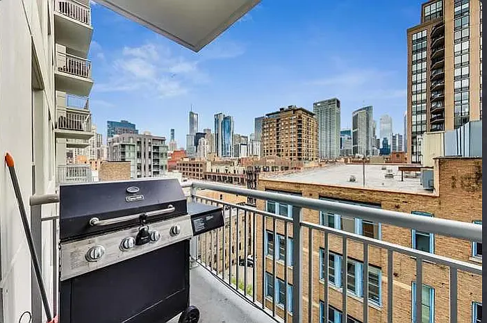 421 W Huron St #907 — Photo 8