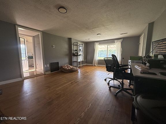 4th image of 2508 Montvale Rd