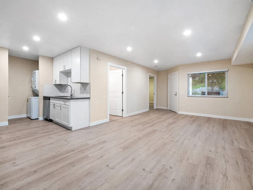 Sunset Cliffs Apartments — Photo 4