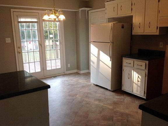 3rd image of 274 Golden Pond Ave