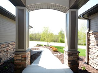 2 Creekside Ln, Saint Paul, MN 55126