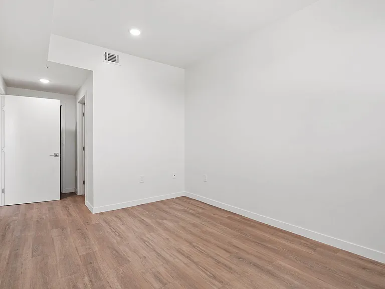 14541 Gilmore St Apartments — Photo 35