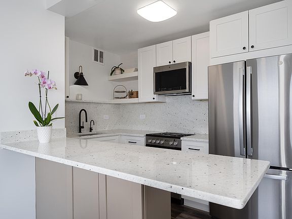 4th image of 2626 N Lakeview Ave APT 2106