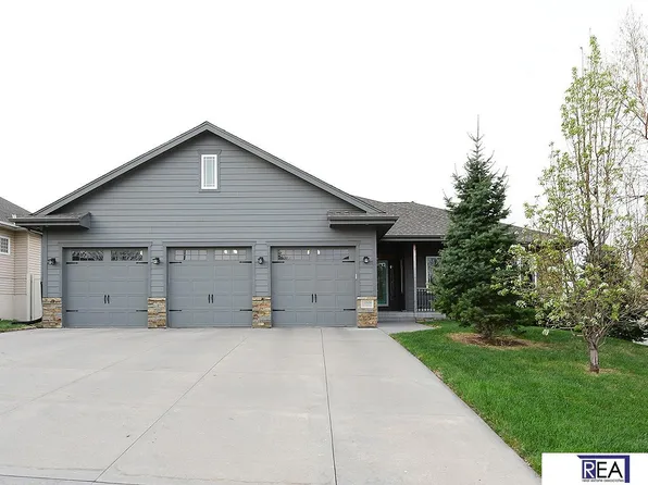 10509 Hillcrest Dr, La Vista, NE 68128