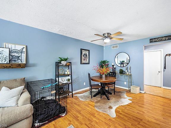 5th image of 594 Oakwood Dr