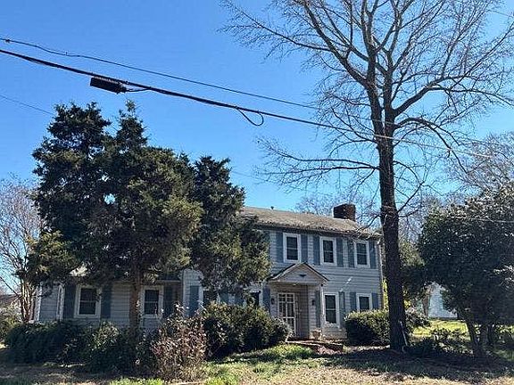 2nd image of 816 Colonial Cir