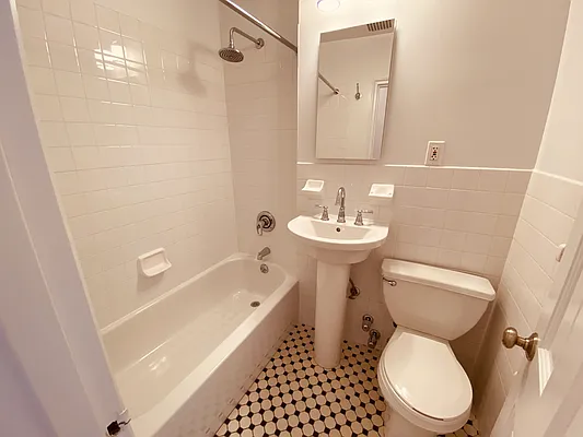 Rented by Metropolis Real Estate of Manhattan | media 6