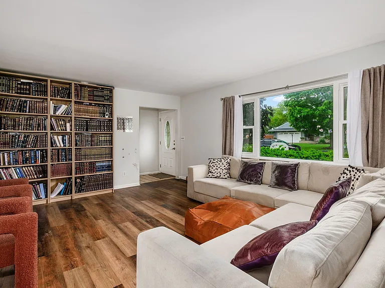 2349 Beverly Pl — Photo 15