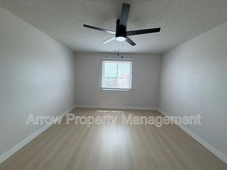 515 W Saunders Ave #13 — Photo 5