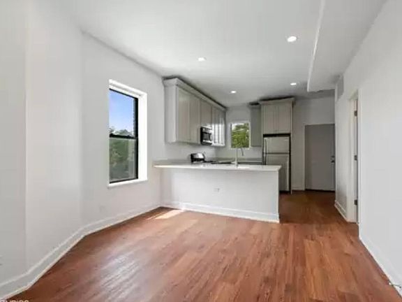 4th image of 6036 N Broadway St #2