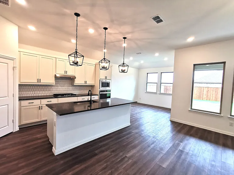 2510 Lovegrass Ln — Photo 3