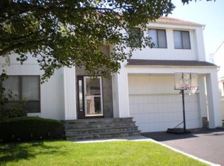 10 Anne Dr, Hicksville, NY 11801