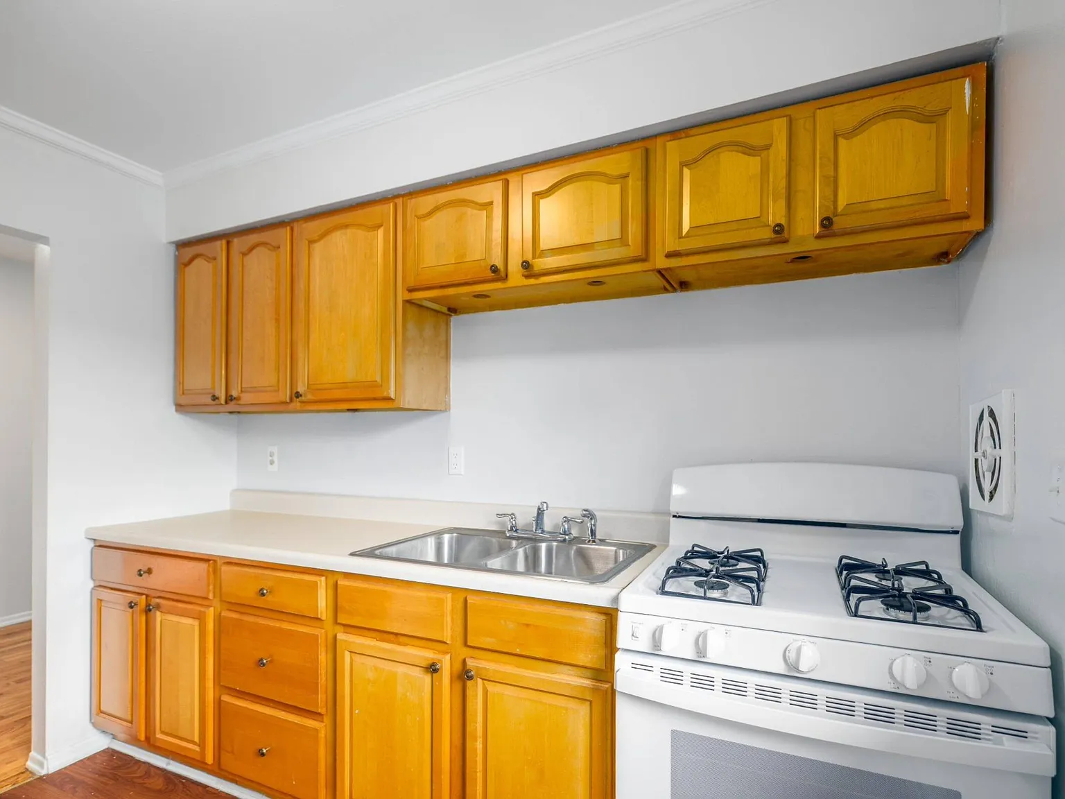 Pinewood Apartments — Photo 3