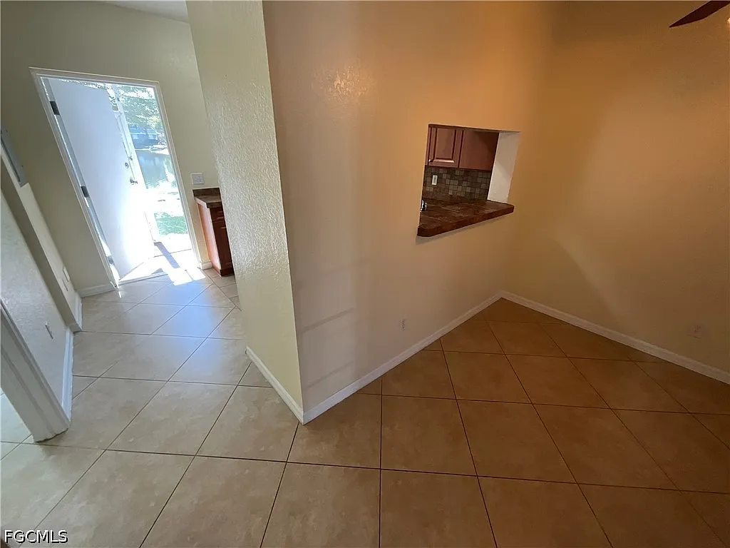 2 bed, 2.0 bath, 932 sqft, $1,200 — Photo 4