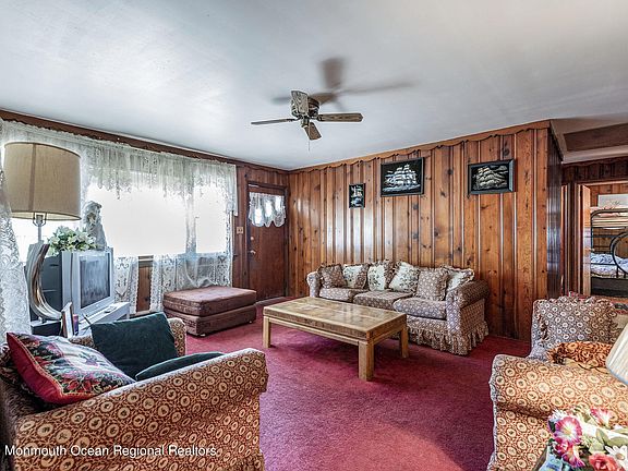 4th image of 570 Holly Village Ln