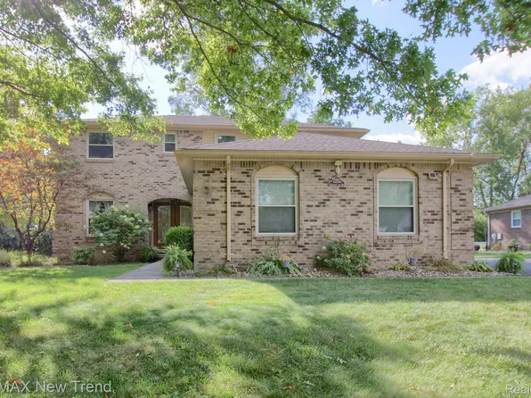 2252 Hidden Lake Dr, West Bloomfield, MI 48324